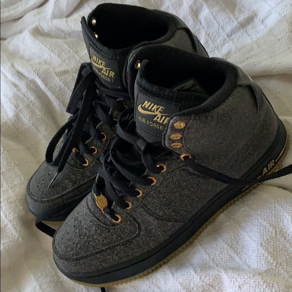 NIKE AIR FORCE 1 SNEAKERS.